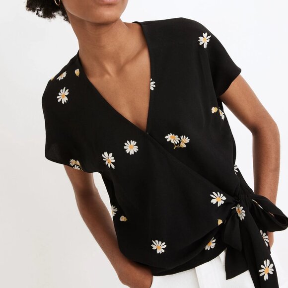 Madewell sash-tie wrap top in lazy daisies - Picture 2 of 5